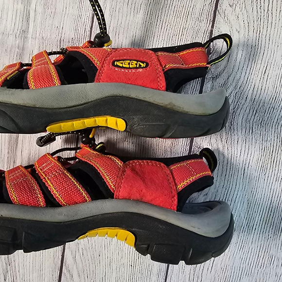 Keen sz 6.5 Red and Black Waterproof Sandals - Picture 7 of 8